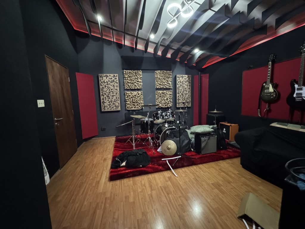 Sala de ensayo y producción con tratamiento acústico