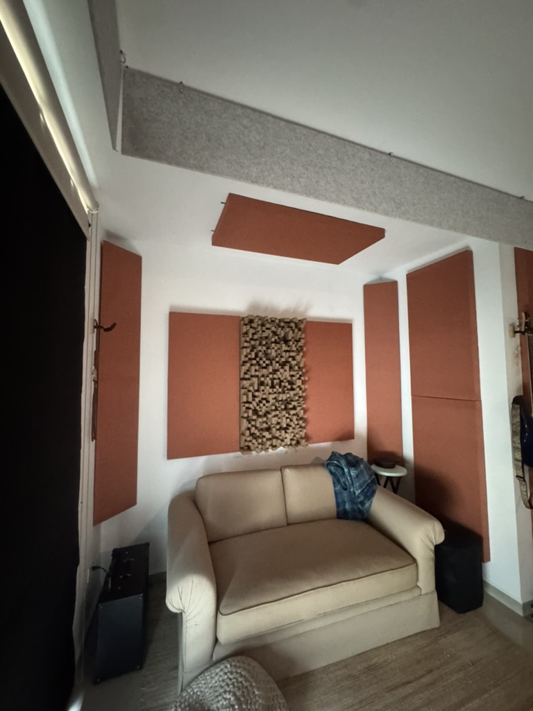 Sala pequeña con paneles acústicos para voz y podcast