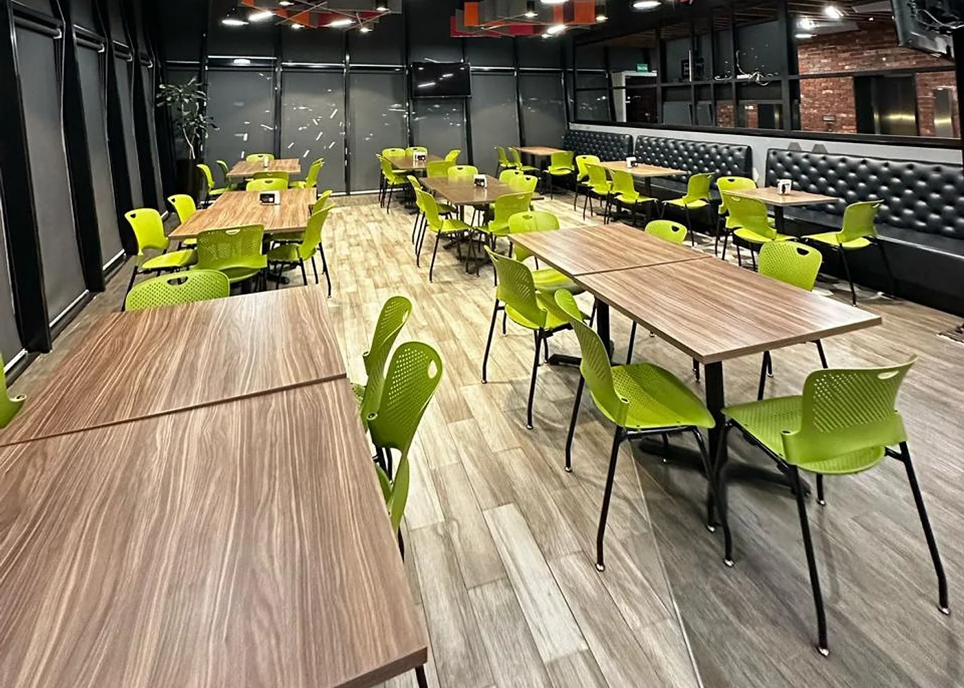 Comedor corporativo terminado con tratamiento acústico integrado.