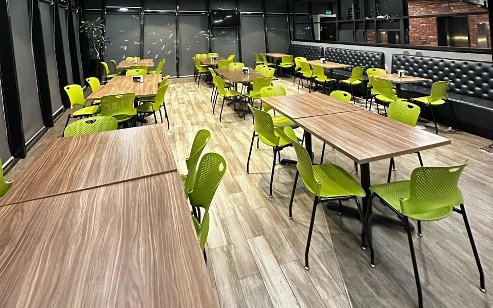 Comedor corporativo terminado con tratamiento acústico integrado en el plafón.