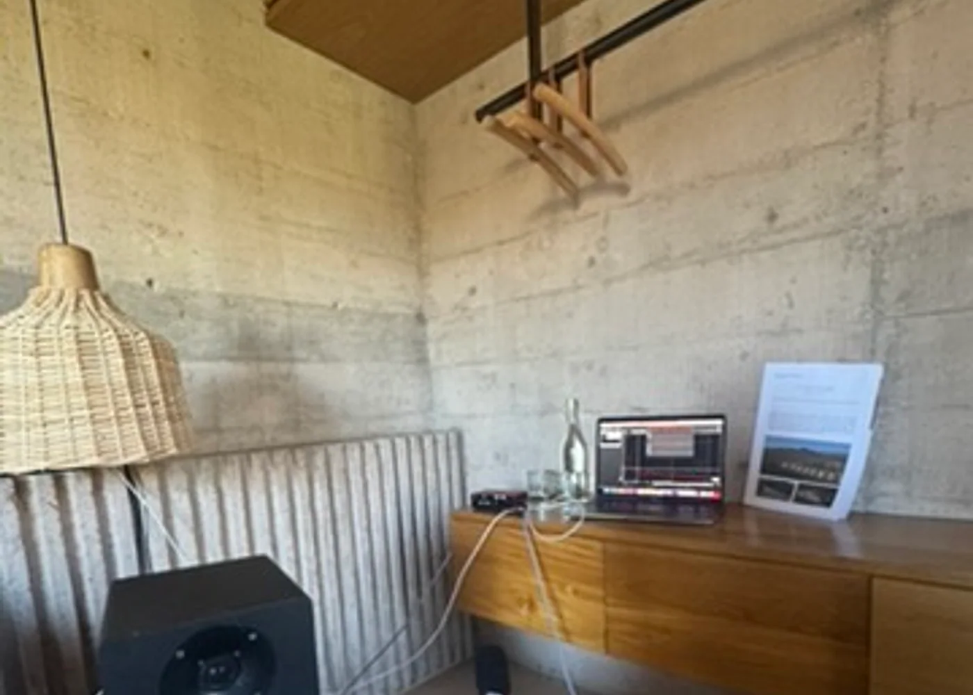 Medición acústica en una zona interior del hotel.