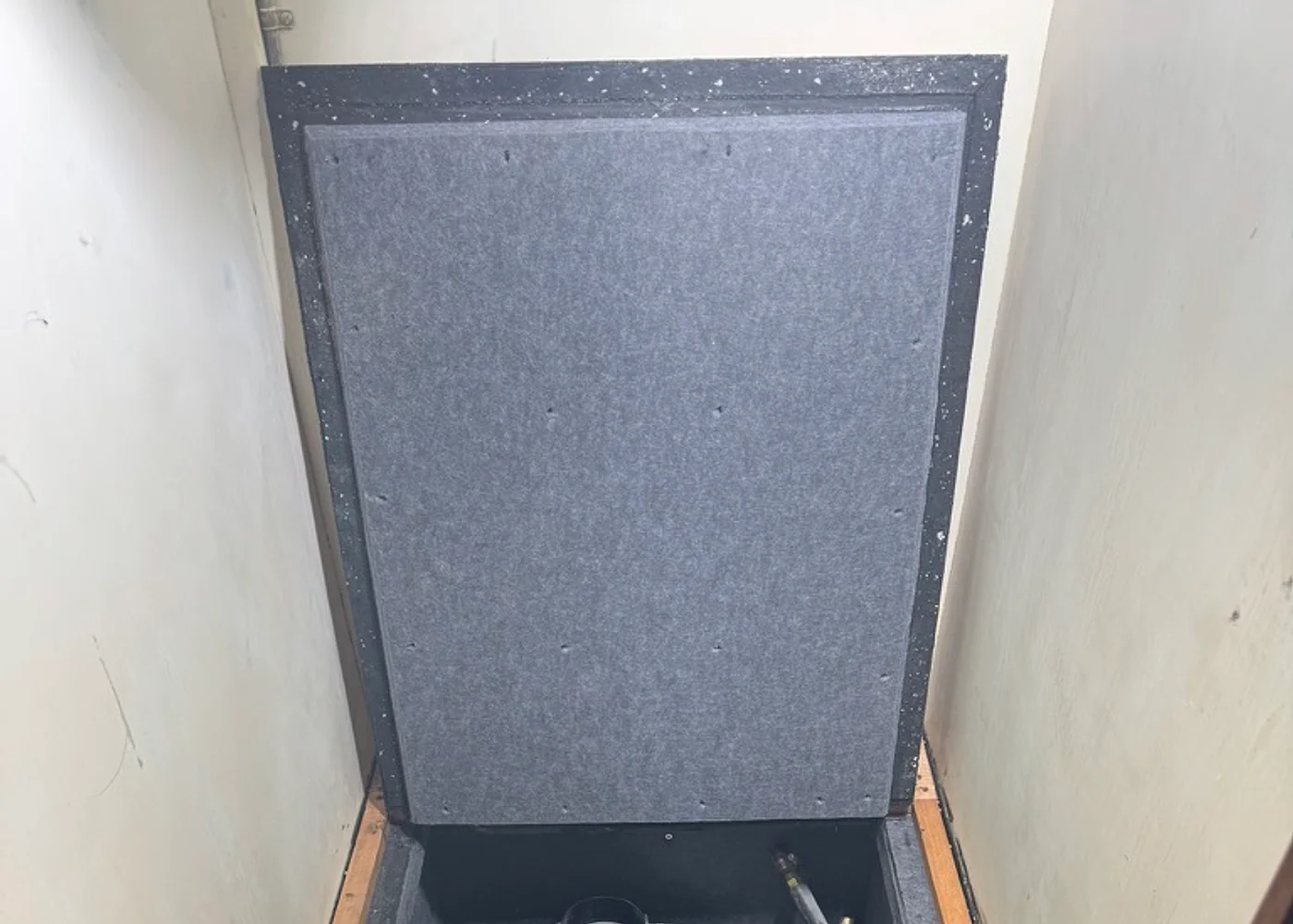 Equipo de HVAC dentro de una caja acústica del yate.