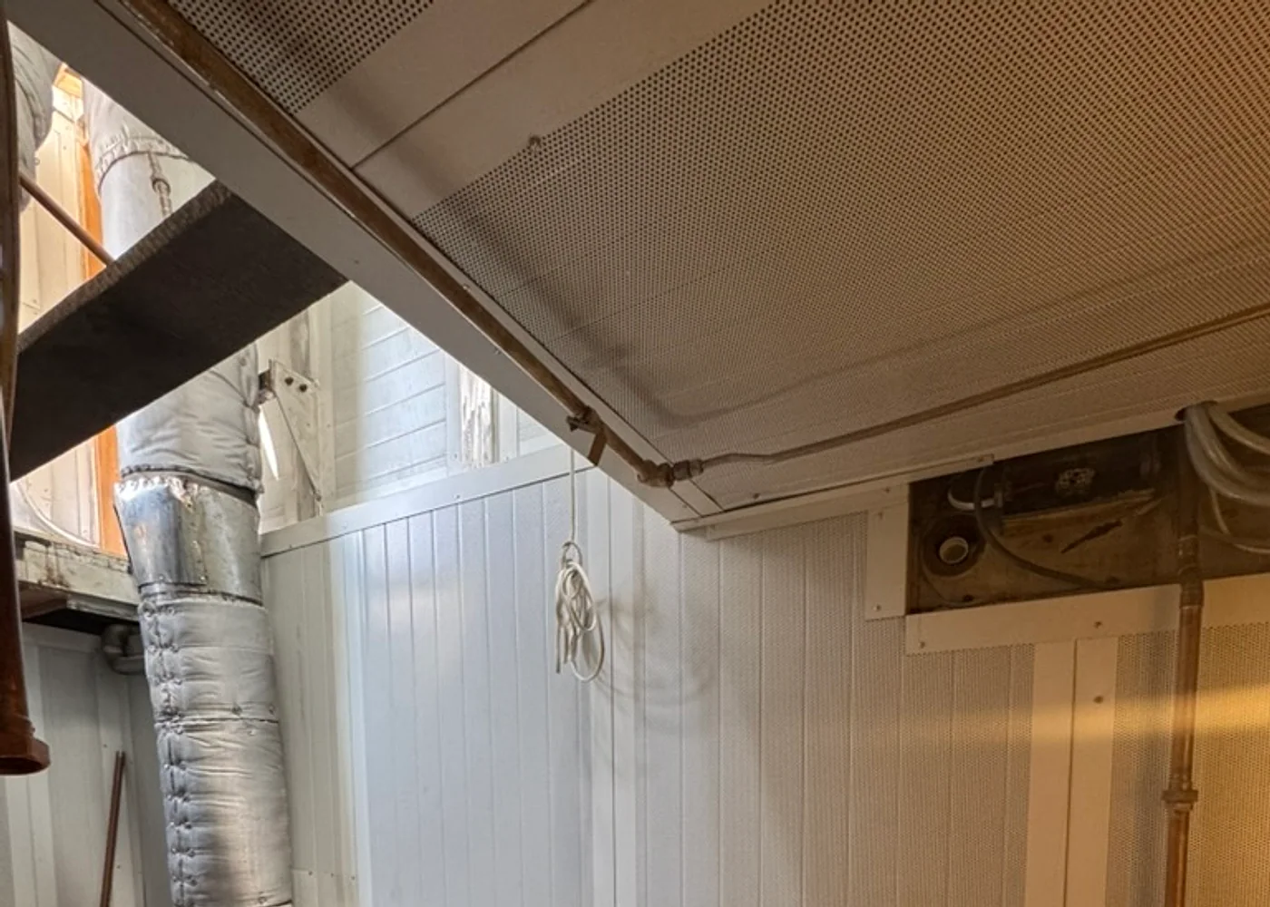 Detalle de instalaciones técnicas asociadas al control de ruido y vibración.
