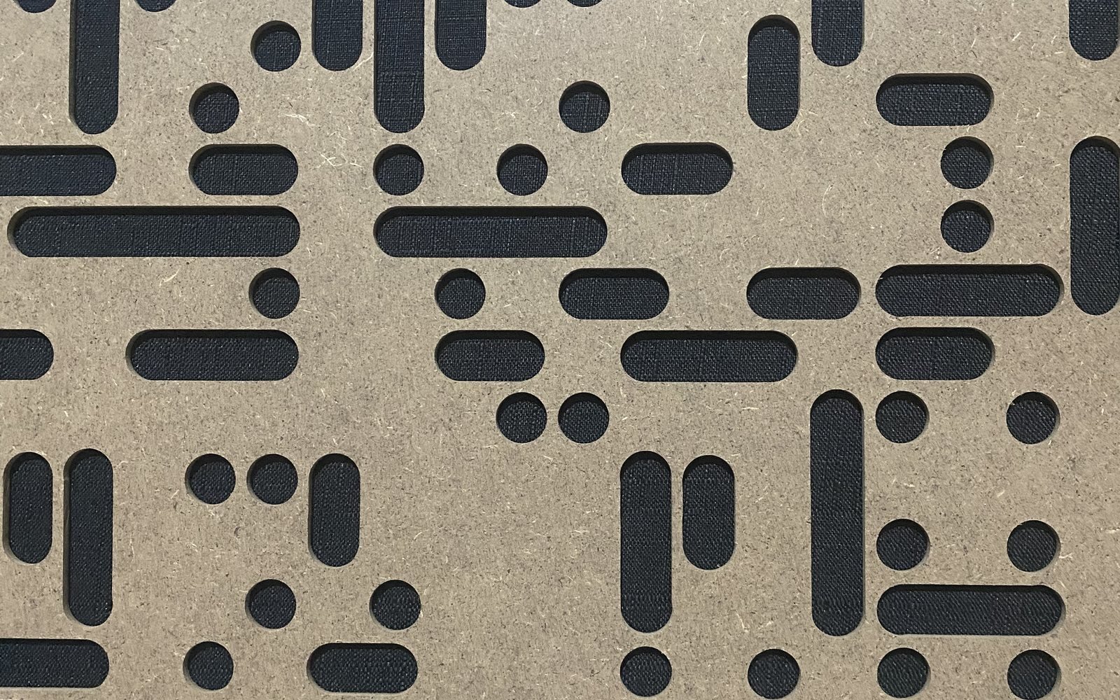 Detalle de un elemento acústico de madera utilizado como apoyo editorial