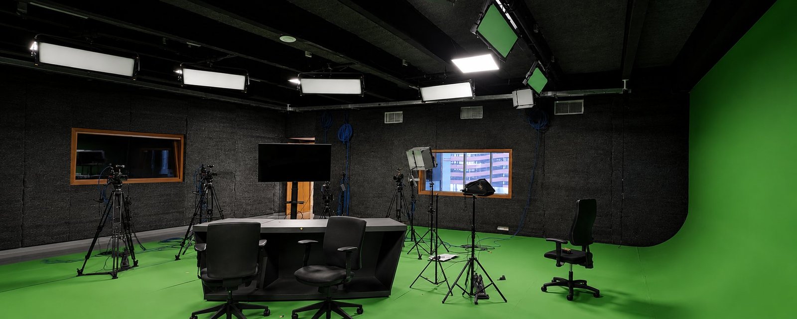 Estudio profesional con tratamiento acústico, iluminación y equipo audiovisual