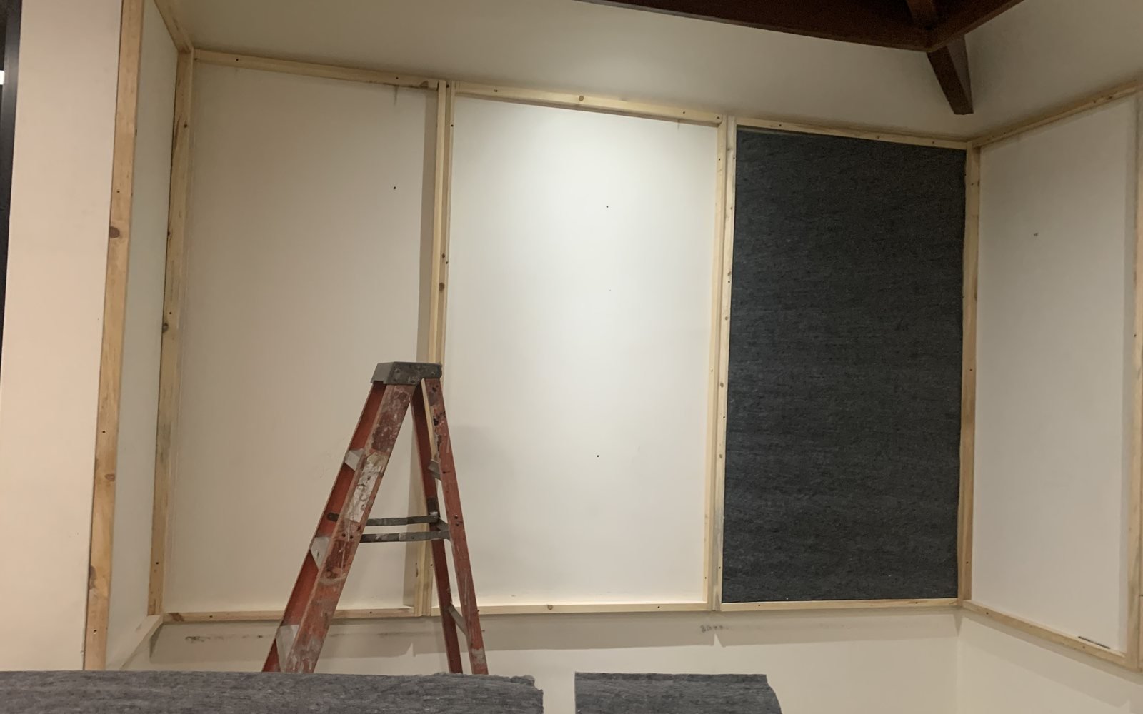 Instalación de paneles acústicos en una oficina