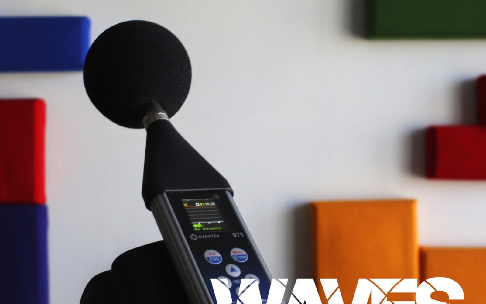 Técnico de Waves realizando una medición acústica con sonómetro